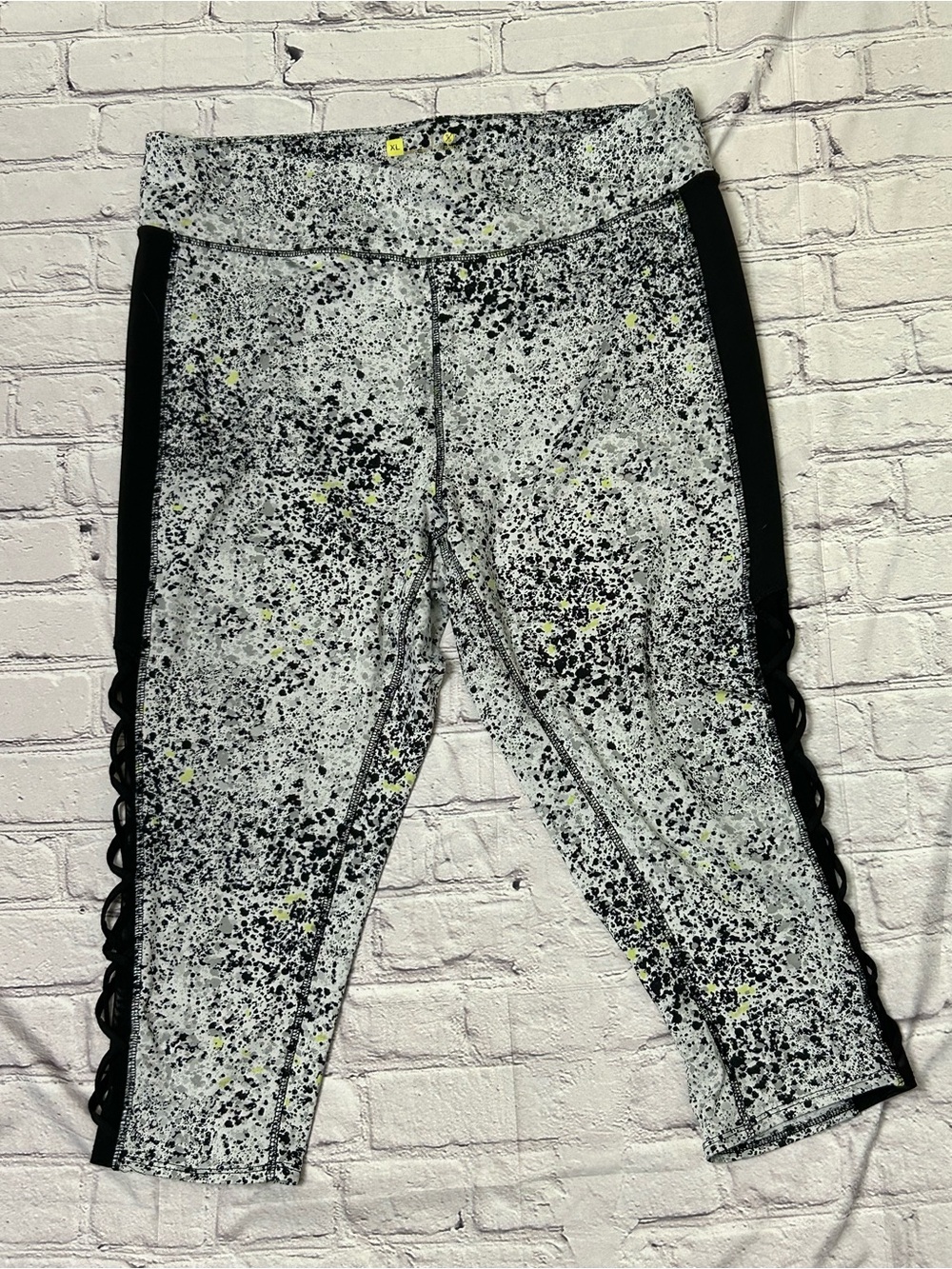 Xersion Gray & Black Speckled Capri Leggings with Neon Yellow Flecks